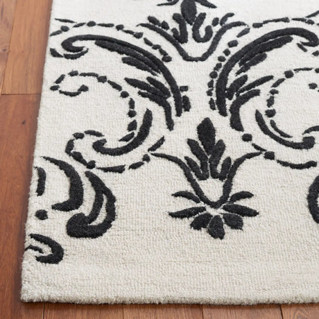 Safavieh Jardin 4'-0" x 6'-0" Rug in Ivory / Black