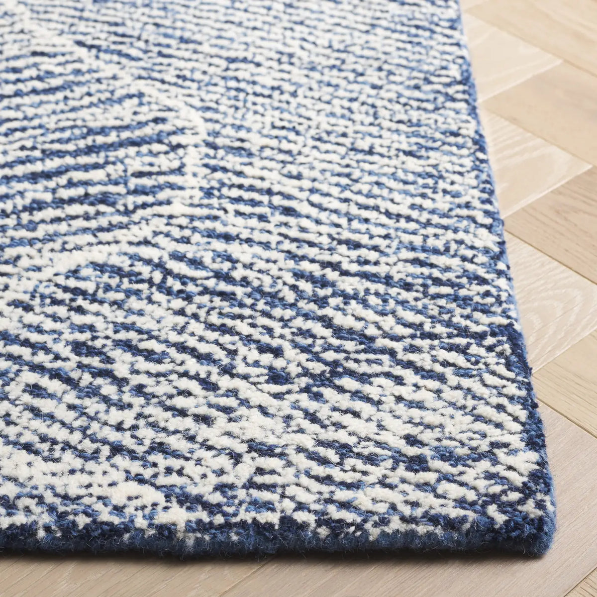 Safavieh Metro 4'-0" x 6'-0" Rug in Navy / Ivory