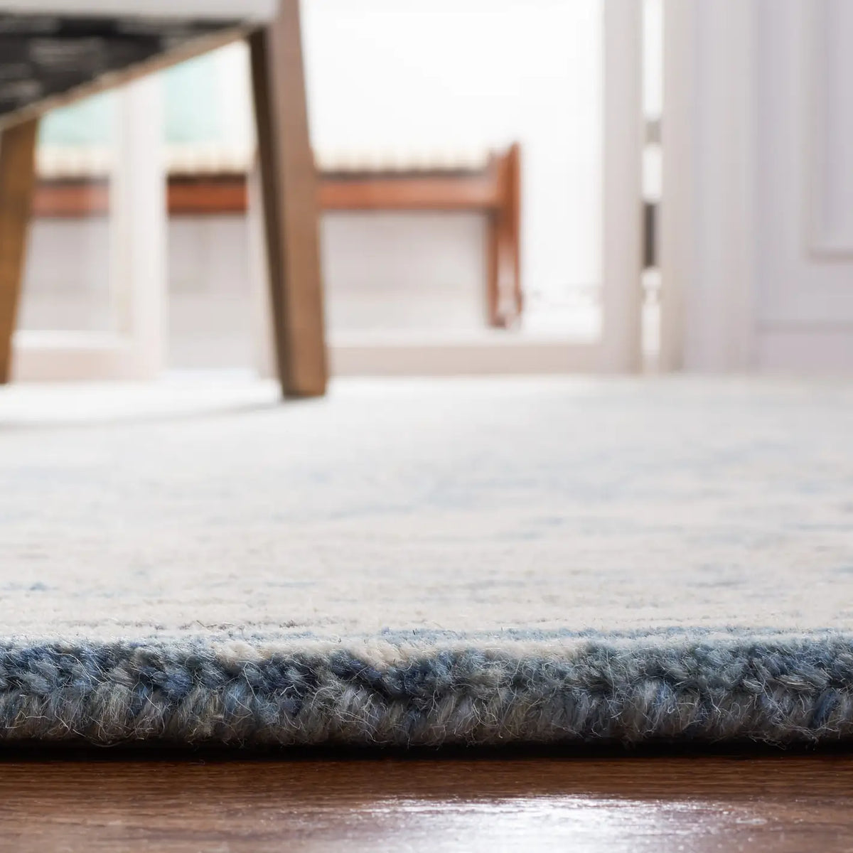 Safavieh Metro 4'-0" x 6'-0" Rug in Blue / Ivory