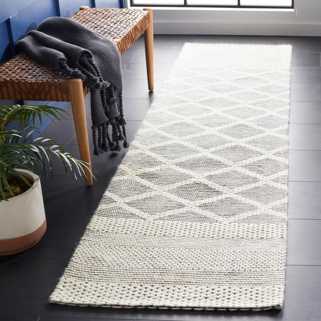 Safavieh Vermont 2'-3" x 8'-0" Rug in Ivory / Black