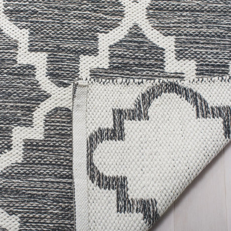 Safavieh Montauk 5'-0" x 8'-0" Rug in Charcoal / Ivory