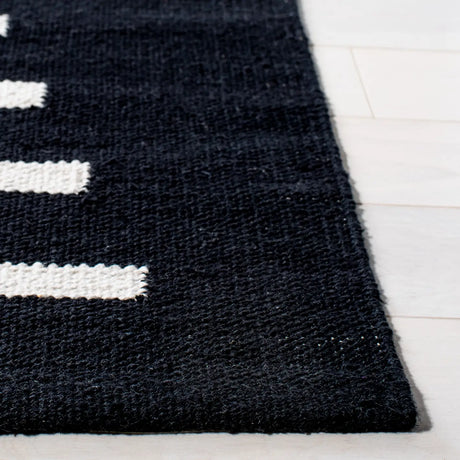 Safavieh Montauk 4'-0" x 6'-0" Rug in Black / Ivory