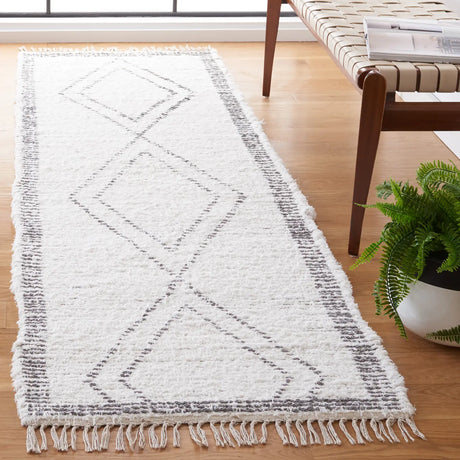 Safavieh Casablanca 2'-3" x 8'-0" Rug in Ivory / Grey