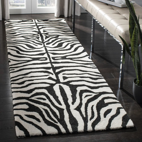 Safavieh Soho 2'-6" x 10'-0" Rug in Black / White