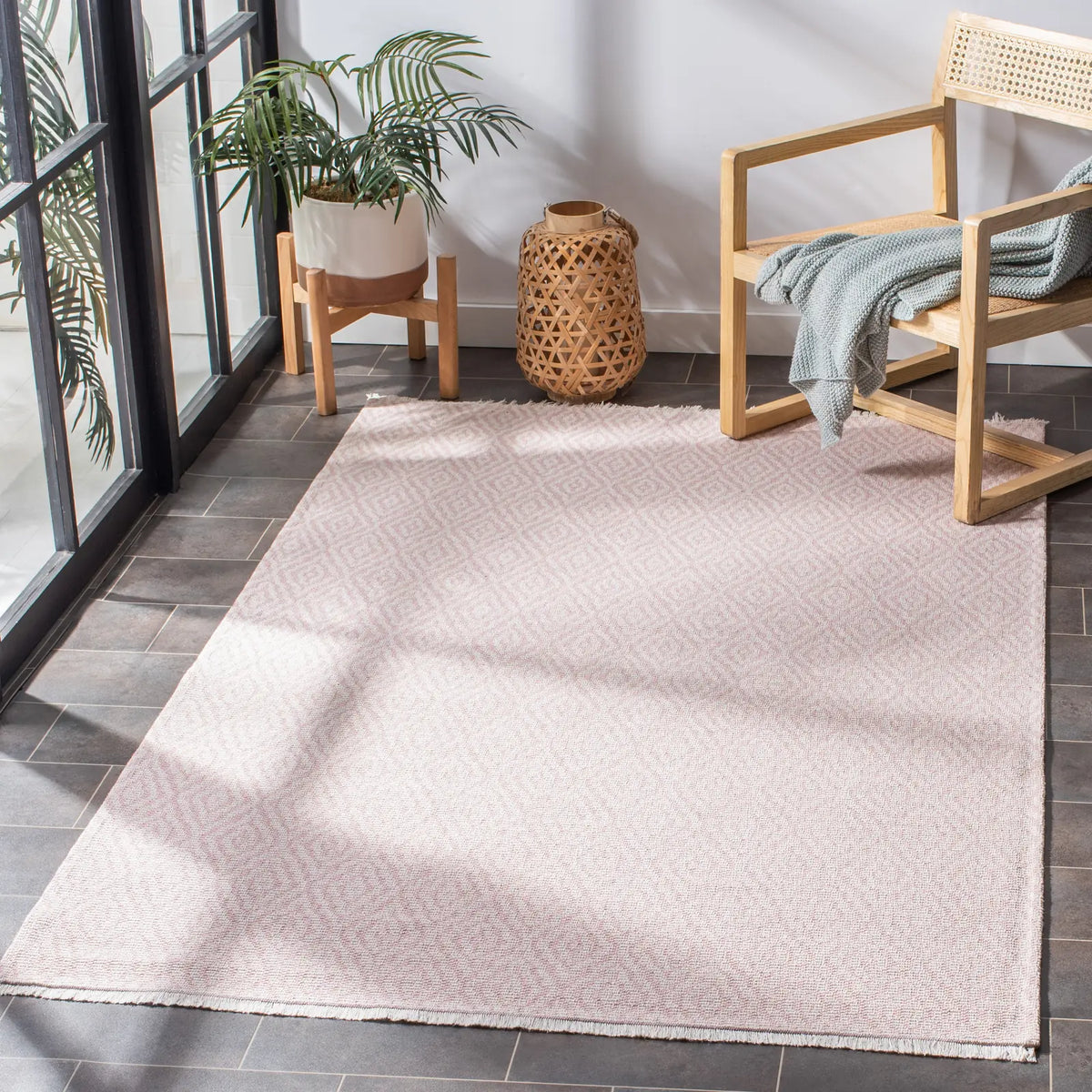 Safavieh Augustine 4'-5" x 6'-5" Rug in Pink / Ivory