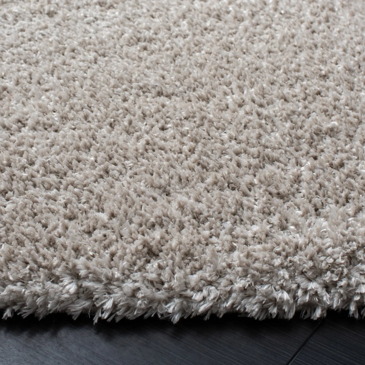 Safavieh Decora Shaggy 6'-7" x 6'-7" Rug in Grey