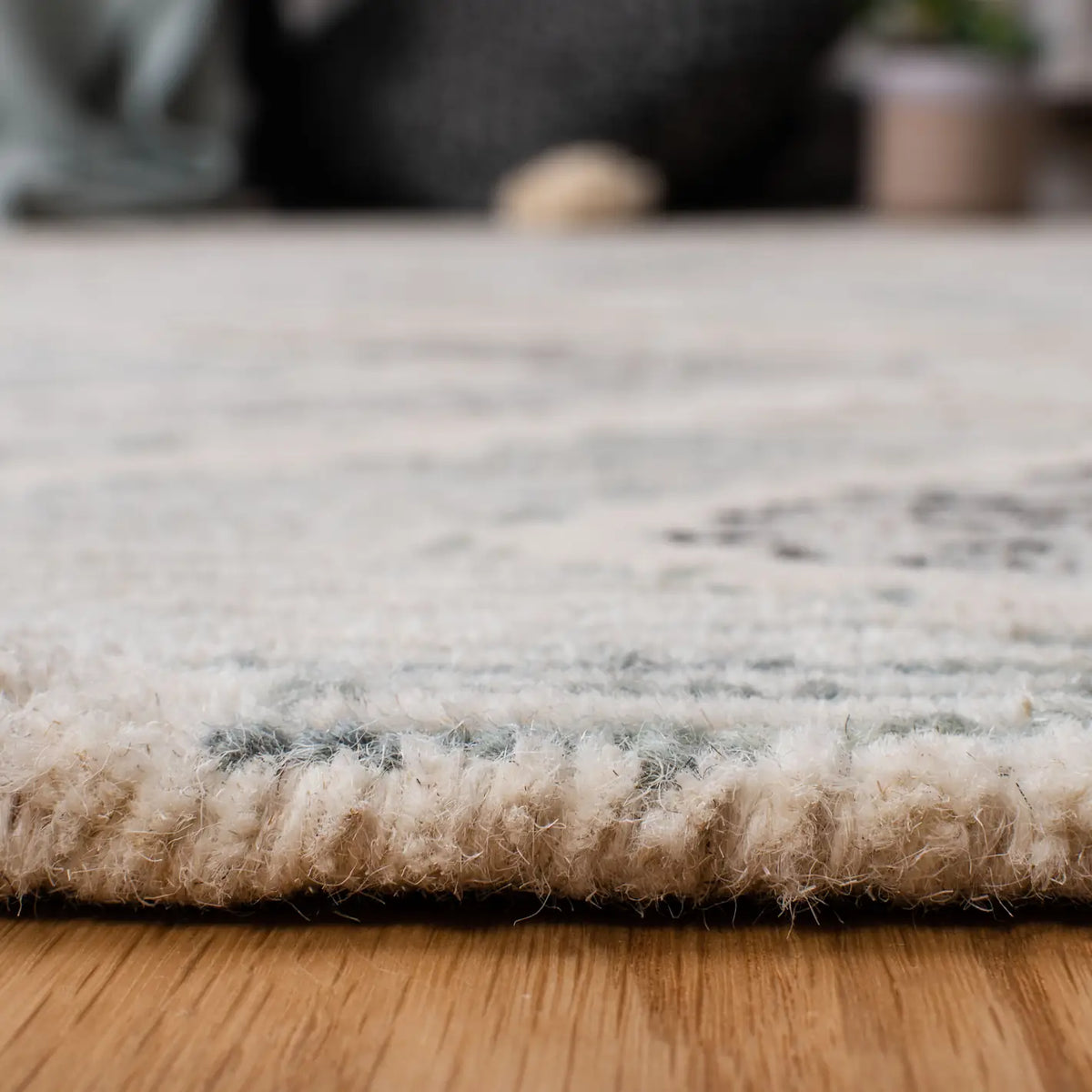 Safavieh Precious 4'-0" x 6'-0" Rug in Blue / Beige