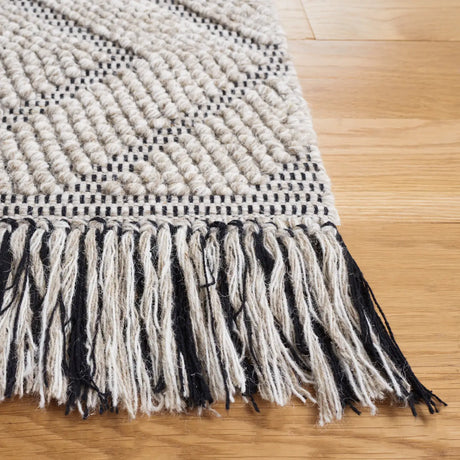 Safavieh Vermont 4'-0" x 6'-0" Rug in Beige / Ivory