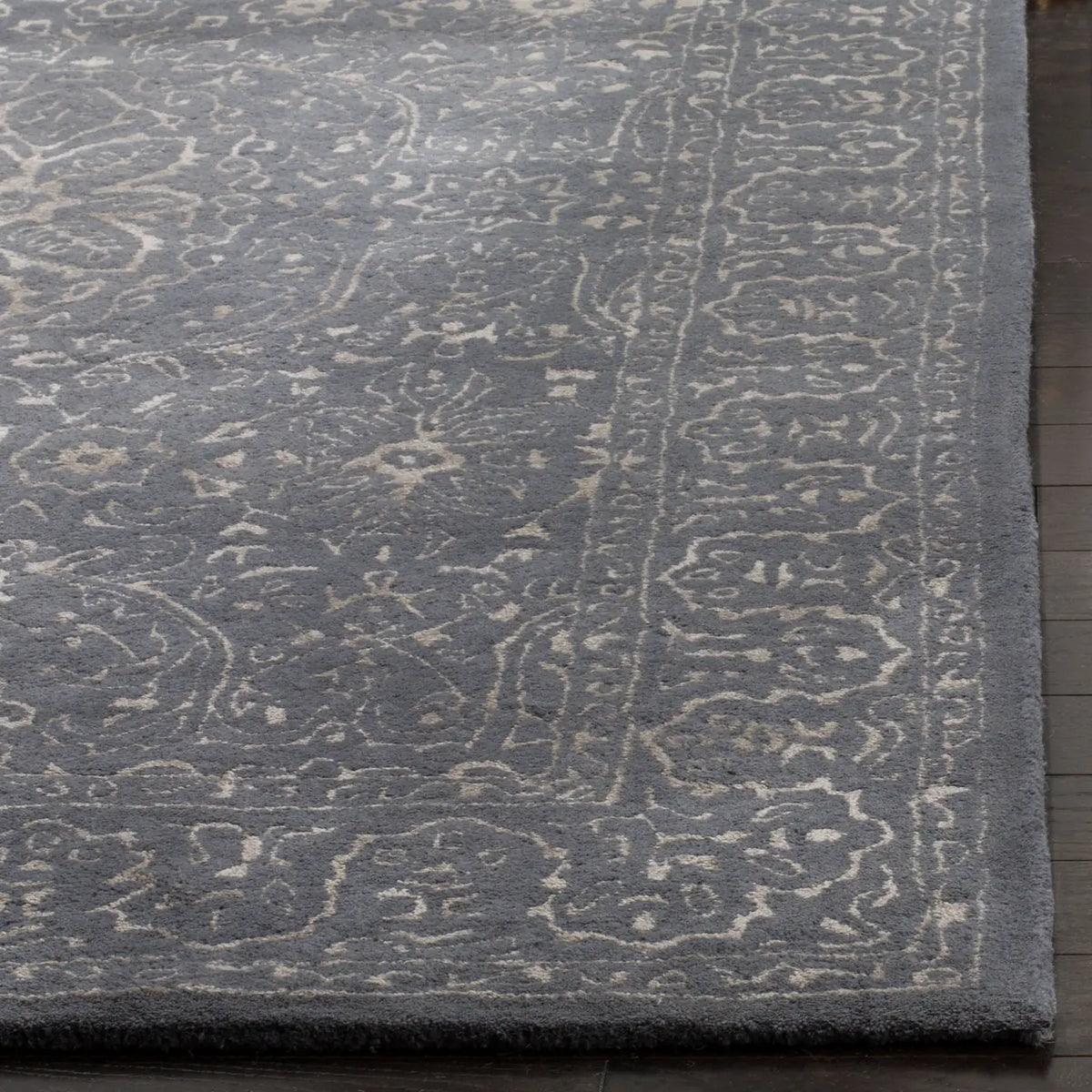 Safavieh Glamour 4'-0" x 6'-0" Rug in Steel / Blue