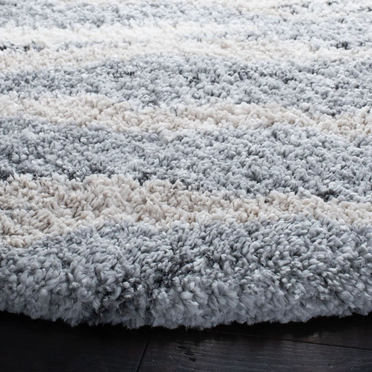 Safavieh Fontana Shag  800 6'-7" x 6'-7" Rug in Grey / Ivory
