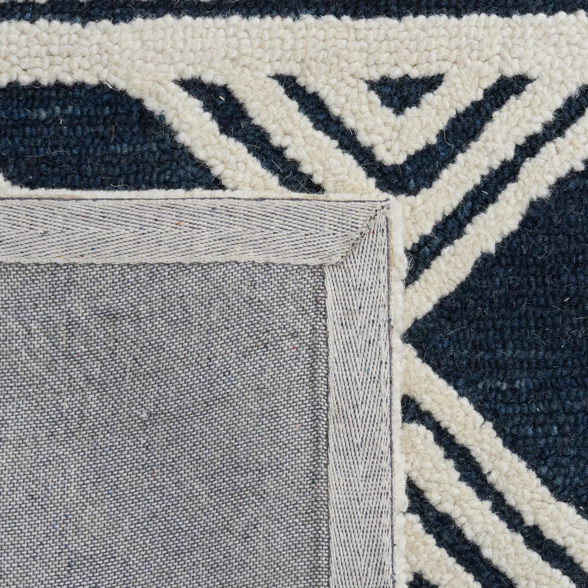 Safavieh Casablanca 4'-0" x 6'-0" Rug in Ivory / Navy