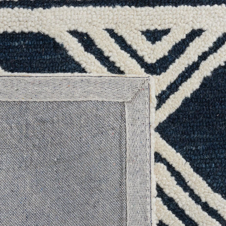 Safavieh Casablanca 4'-0" x 6'-0" Rug in Ivory / Navy