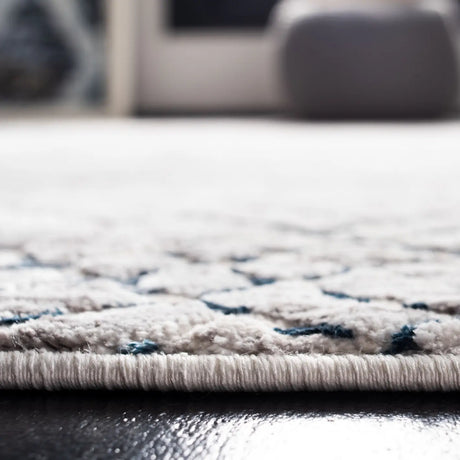 Safavieh Amalfi 4'-0" x 6'-0" Rug in Cream / Navy