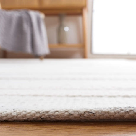 Safavieh Kilim 4'-0" x 6'-0" Rug in Ivory / Light Grey