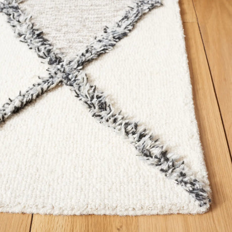 Safavieh Casablanca 4'-0" x 6'-0" Rug in Ivory / Black