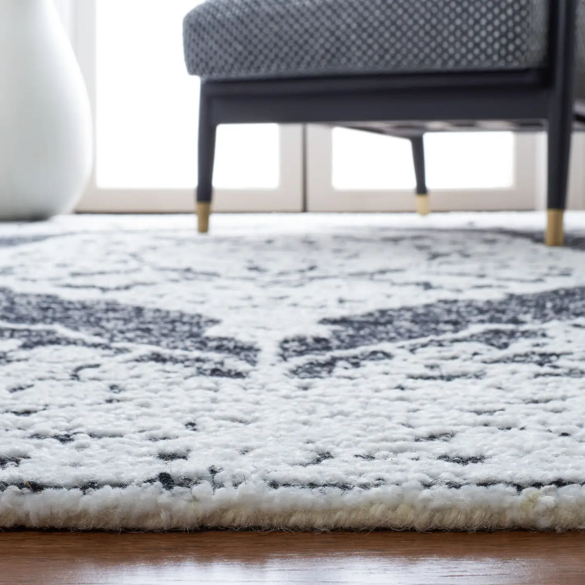Safavieh Metro 4'-0" x 6'-0" Rug in Ivory / Black