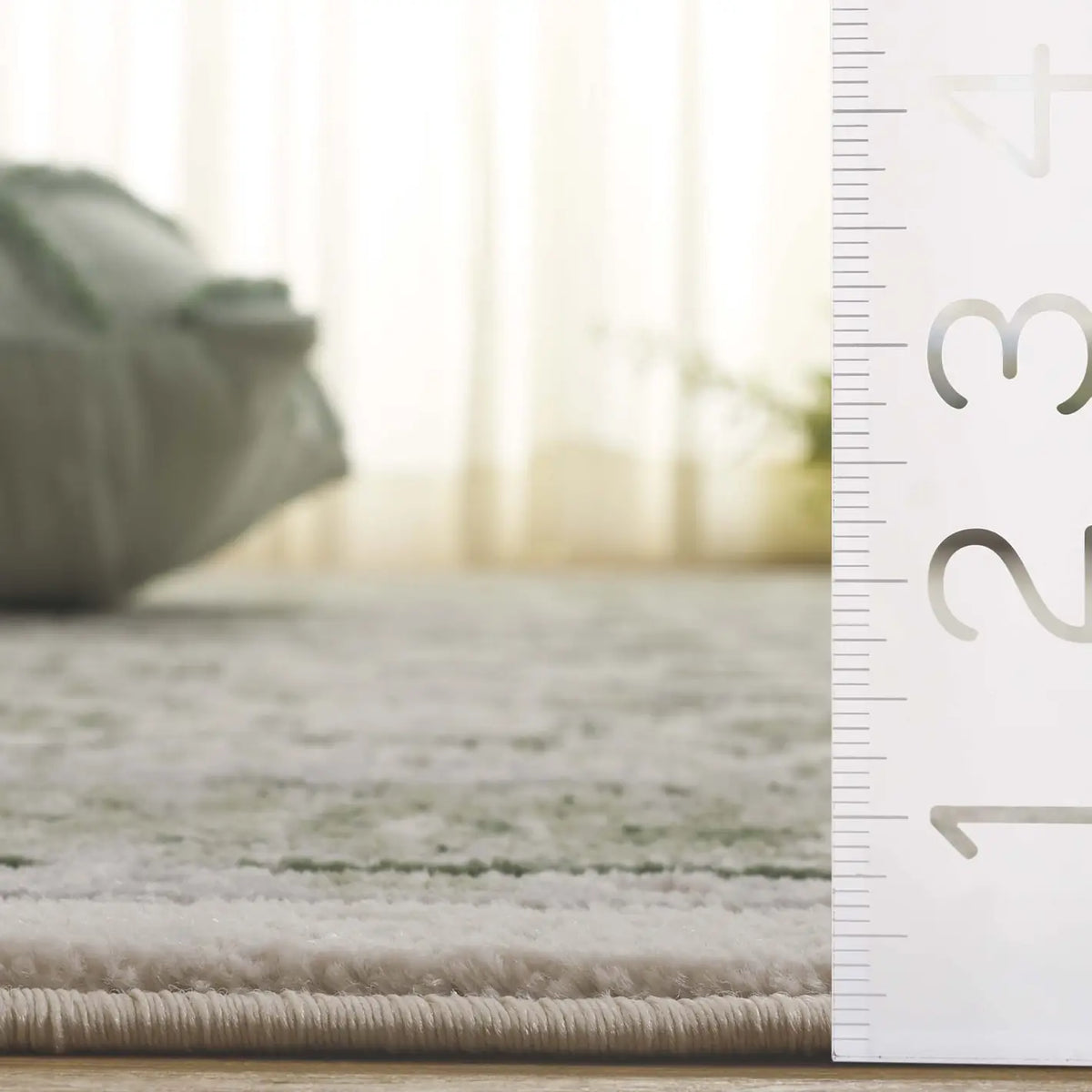 Safavieh Prestige 4'-0" x 6'-0" Rug in Ivory / Light Green