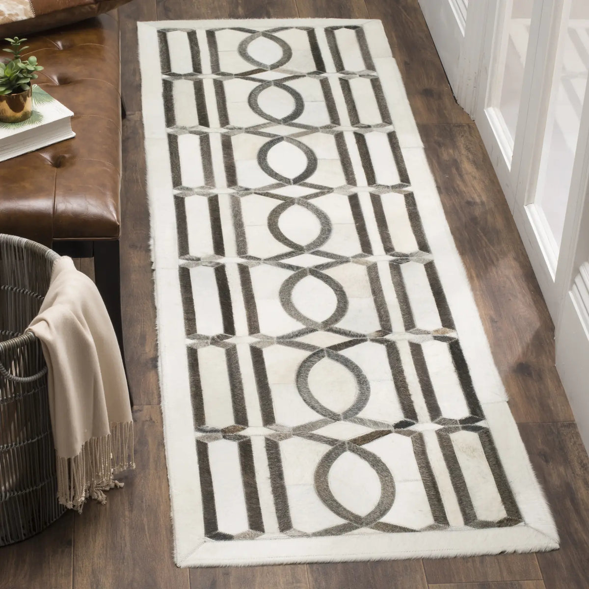 Safavieh Studio Leather 2'-3" x 7'-0" Rug in Ivory / Grey