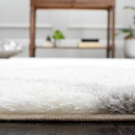 Safavieh Tahoe Shag 4'-0" x 6'-0" Rug in White / Grey