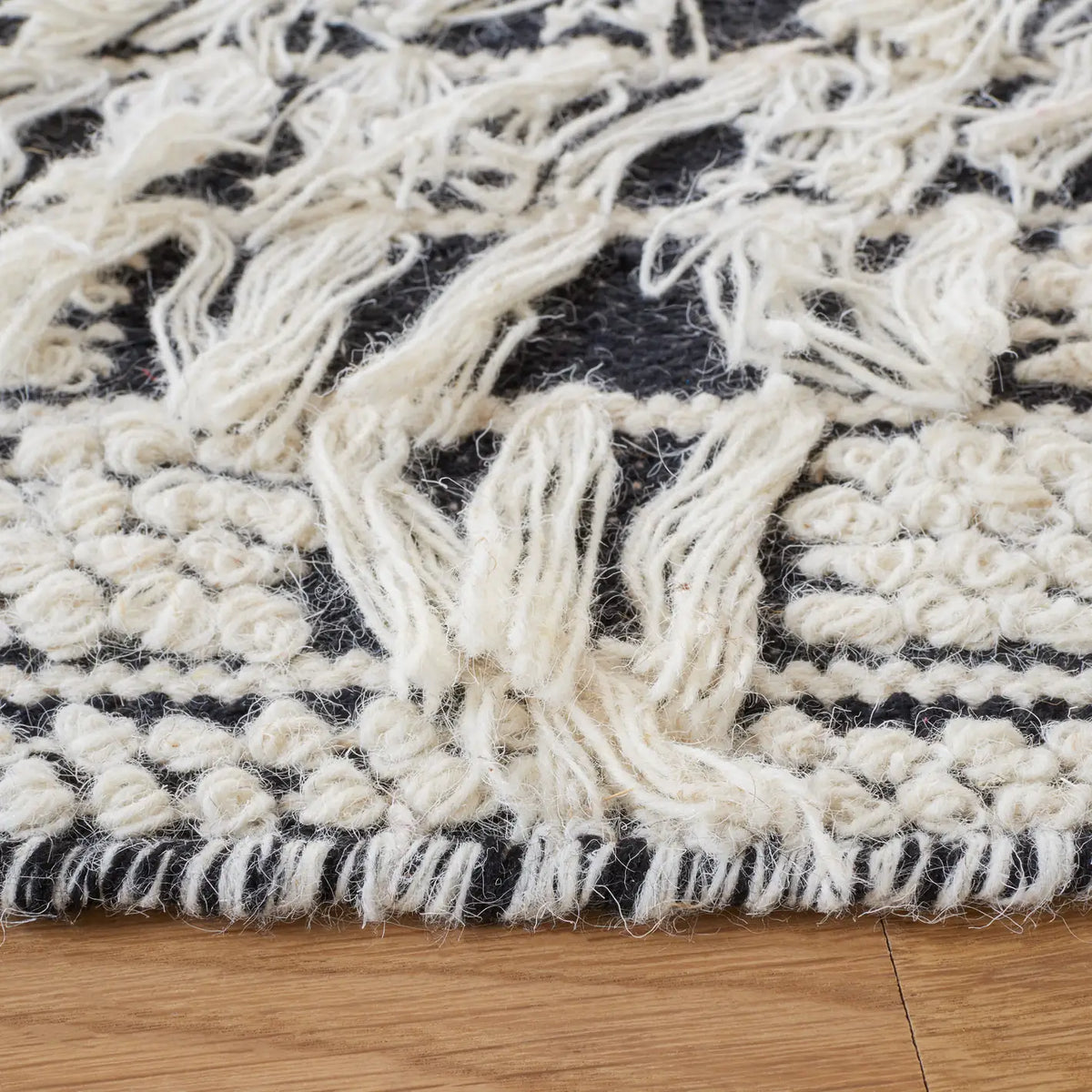 Safavieh Vermont 6'-0" x 6'-0" Rug in Ivory / Black