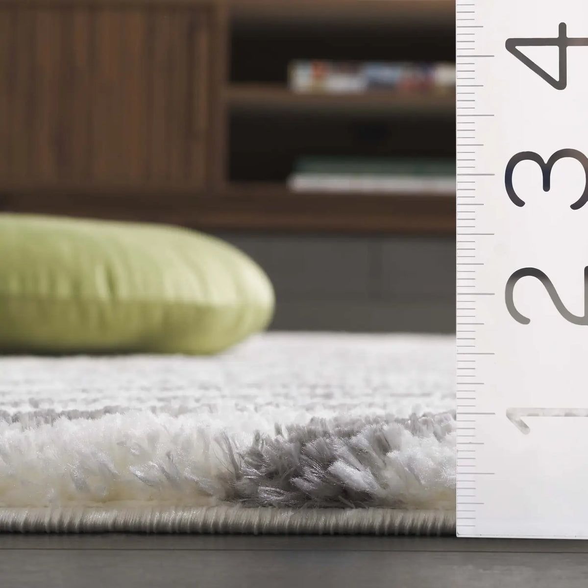 Safavieh Tahoe Shag 4'-0" x 6'-0" Rug in Ivory / Grey