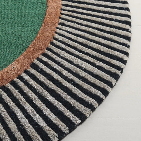 Safavieh Fifth Avenue 5'-0" x 8'-0" Rug in Green / Black
