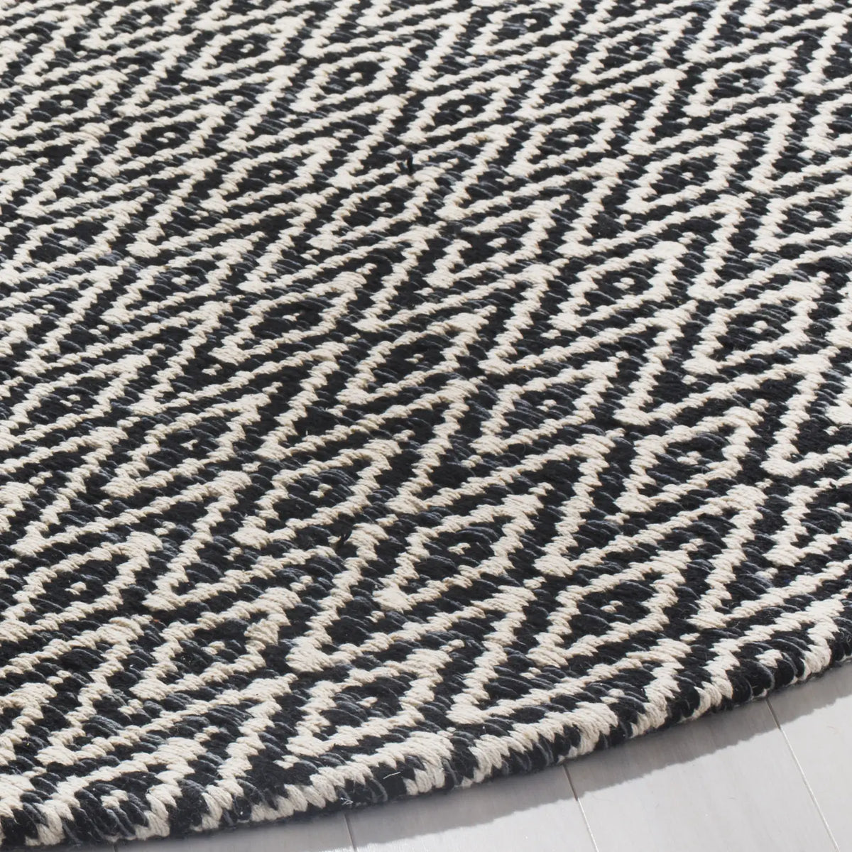Safavieh Montauk 6'-0" x 6'-0" Rug in Ivory / Dark Grey