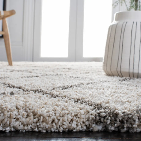 Safavieh Hudson Shag 4'-0" x 6'-0" Rug in Ivory / Grey