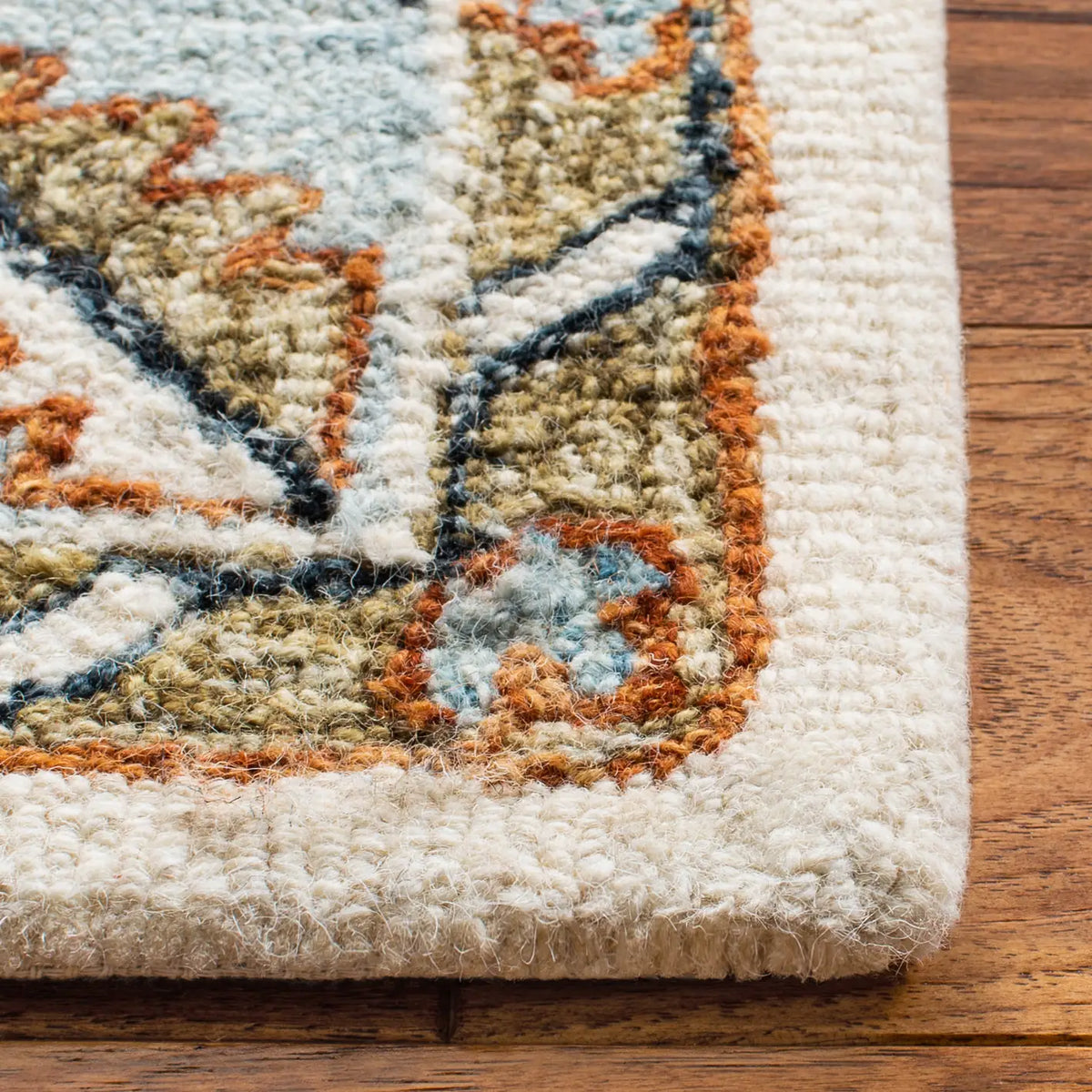 Safavieh Capri 4'-0" x 6'-0" Rug in Ivory / Rust