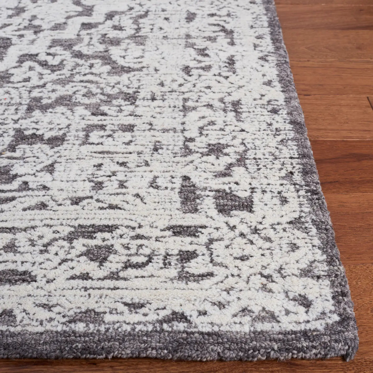 Safavieh Roslyn 4'-0" x 6'-0" Rug in Dark Grey / Ivory
