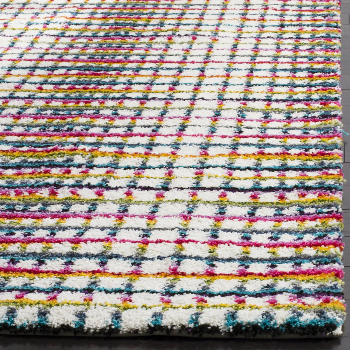 Safavieh Fiesta Shag 4'-0" x 6'-0" Rug in Cream / Multi