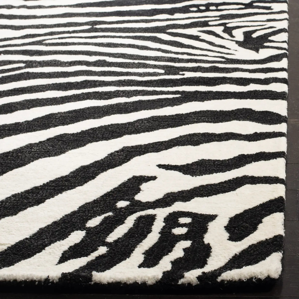 Safavieh Soho 3'-6" x 5'-6" Rug in White / Black