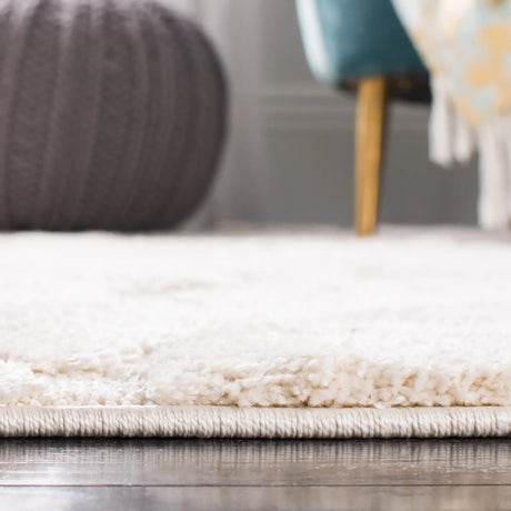 Safavieh Florida Shag 5'-3" x 7'-6" Rug in Creme / Creme