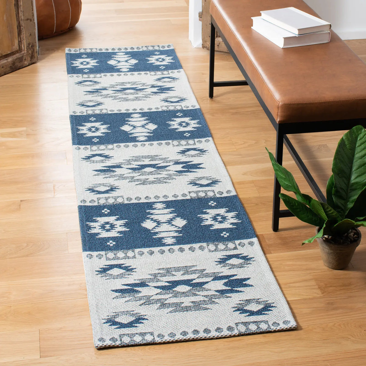 Safavieh Augustine 2'-0" x 8'-0" Rug in Navy / Creme