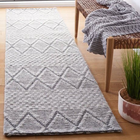 Safavieh Marbella 2'-3" x 9'-0" Rug in Light Grey / Black