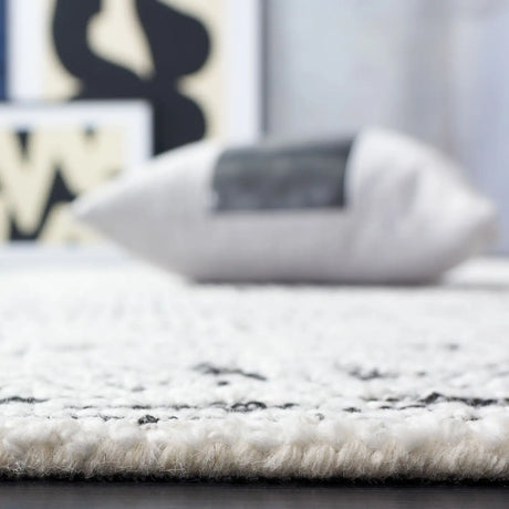 Safavieh Ebony 4'-0" x 6'-0" Rug in Ivory / Black