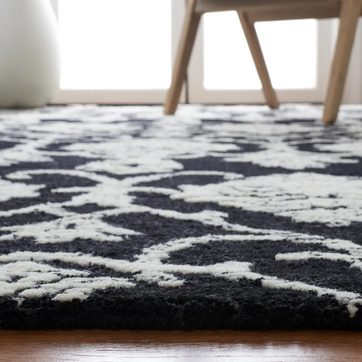 Safavieh Metro 4'-0" x 6'-0" Rug in Black / Ivory