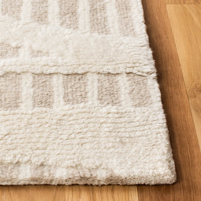 Safavieh Manhattan 4'-0" x 6'-0" Rug in Beige / Ivory