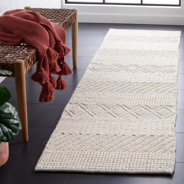 Safavieh Natura 2'-3" x 8'-0" Rug in Ivory