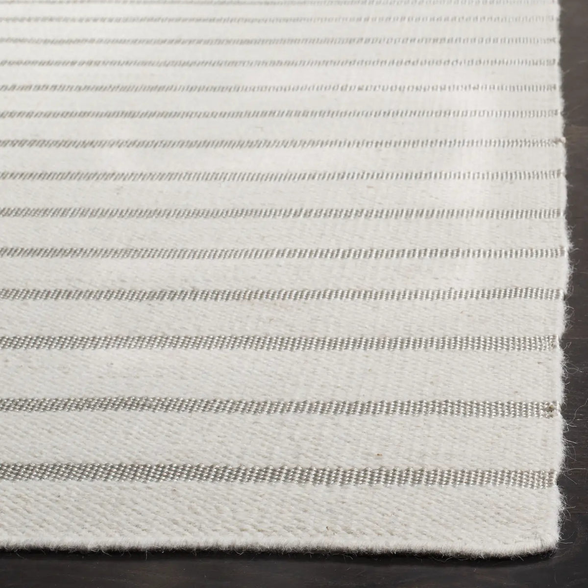 Safavieh Dhurries 5'-0" x 8'-0" Rug in White