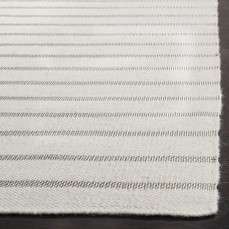 Safavieh Dhurries 5'-0" x 8'-0" Rug in White