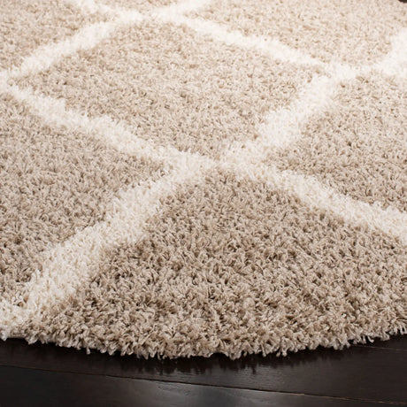 Safavieh Sgd-Dallas Shag 6'-0" x 6'-0" Rug in Beige / Ivory