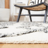 Safavieh Casablanca 4'-0" x 6'-0" Rug in Ivory / Black