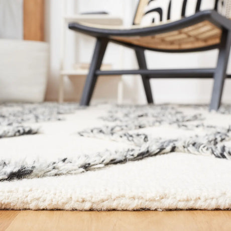 Safavieh Casablanca 4'-0" x 6'-0" Rug in Ivory / Black
