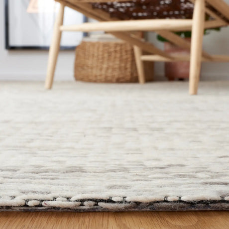 Safavieh Marbella 4'-0" x 6'-0" Rug in Grey / Beige