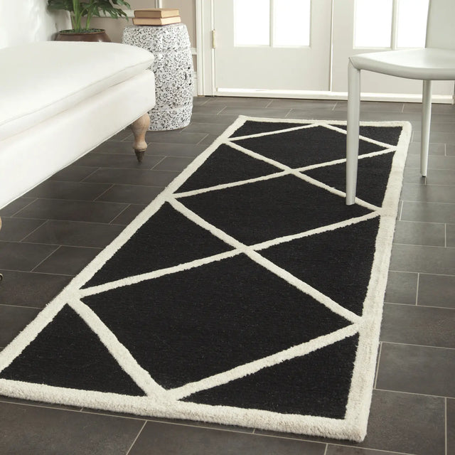 Safavieh Cambridge 2'-6" x 8'-0" Rug in Black / Ivory