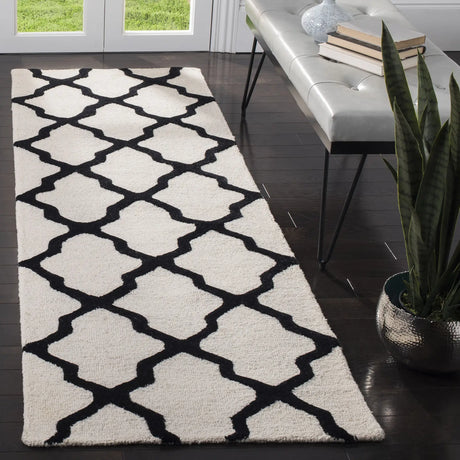 Safavieh Cambridge 2'-6" x 16'-0" Rug in Ivory / Black