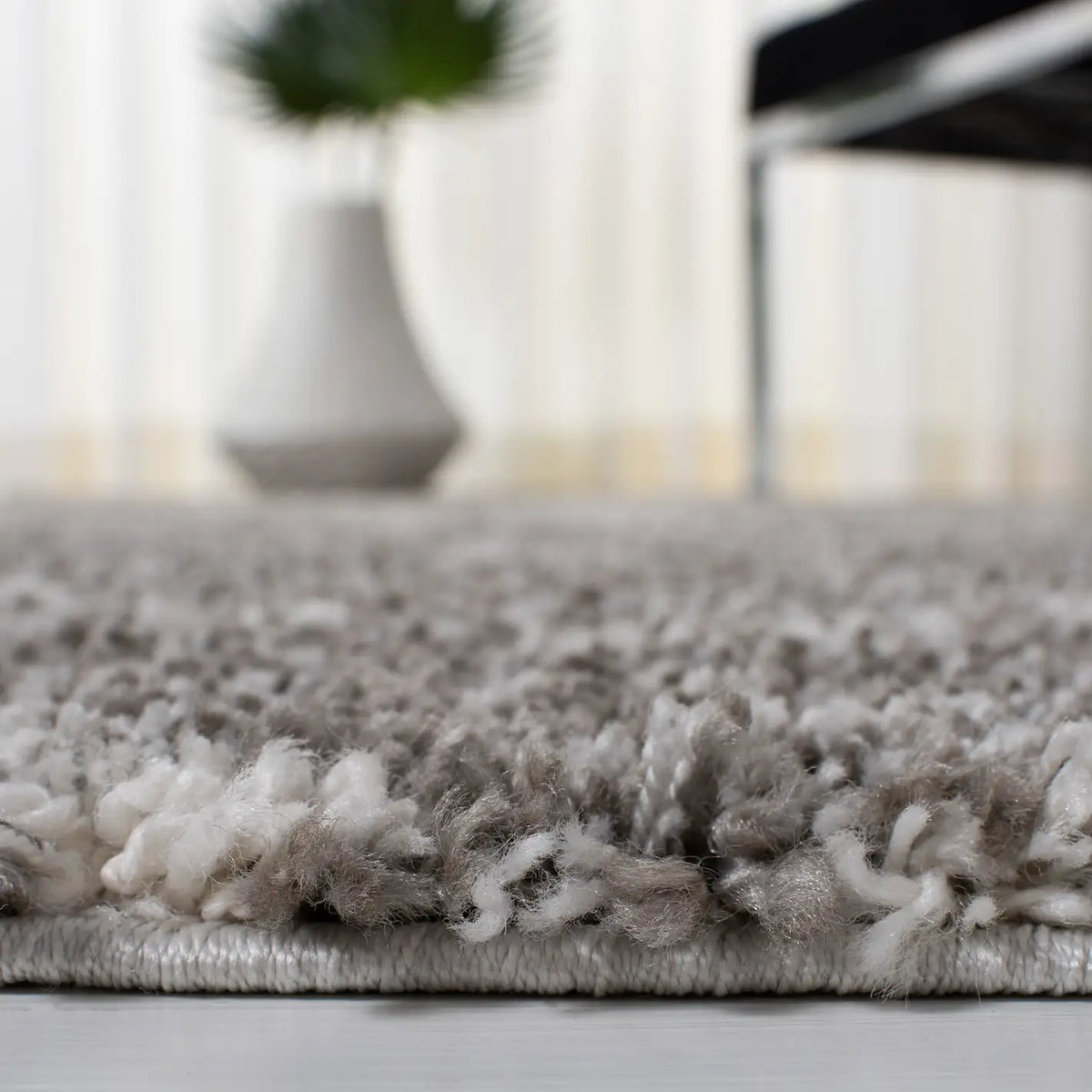 Safavieh Arizona Shag 4'-0" x 6'-0" Rug in Brown / Ivory