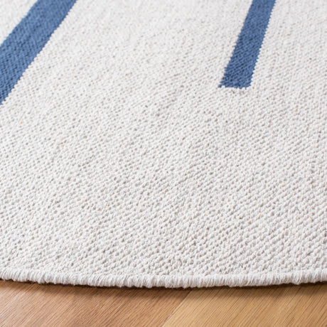 Safavieh Montauk 6'-0" x 6'-0" Rug in Ivory / Navy
