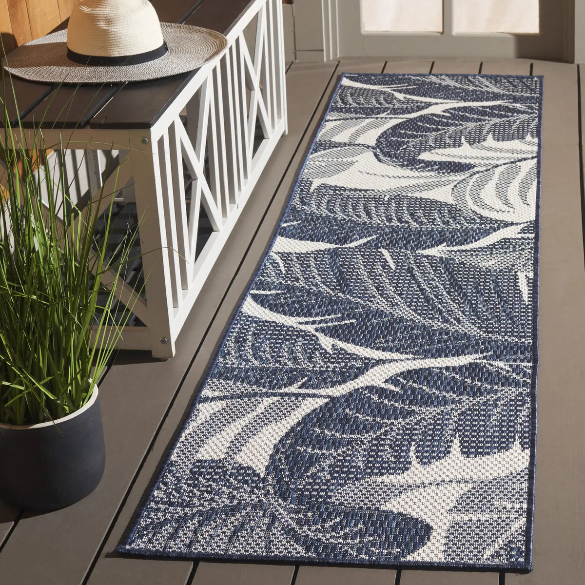Safavieh Beach House 2'-0" x 8'-0" Rug in Navy / Ivory